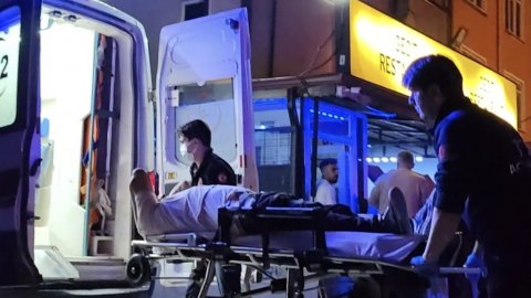 Bursa'da restoran çalışanları ile müşteriler arasındaki kavgada kan aktı: 2 kişi yaralandı