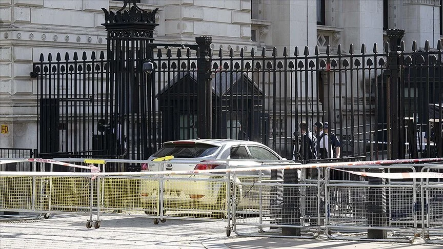 İngiltere'de hareketli anlar: Aracıyla Başbakanlık binasının kapılarına çarptı!