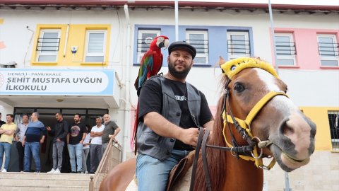 Denizli'de bir seçmen, papağanı ve atıyla oy kullanmaya geldi
