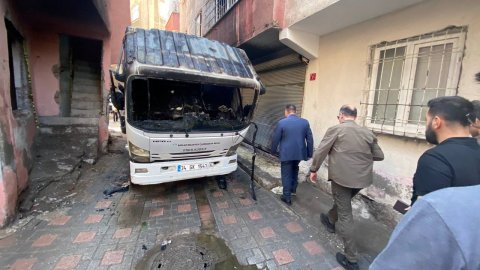 Diyarbakır'da çöp kamyonu maskeli kişiler tarafından yakıldı
