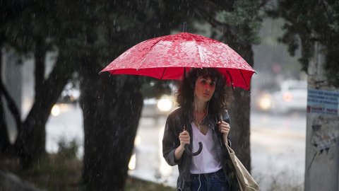 Yaza yağmur engeli: Şemsiyesiz çıkmayın!