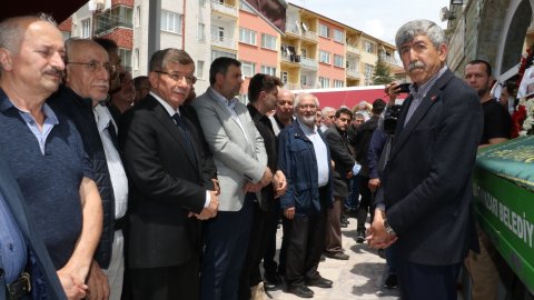 Gelecek Partisi lideri Ahmet Davutoğlu, Eskişehir’de cenazeye katıldı
