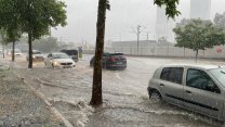 Beklenen yağmur İzmir'e geldi: Şehir sular altında!