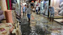 Beklenen yağmur İzmir'e geldi: Şehir sular altında!
