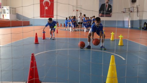 Kartal Belediyesi'nin bünyesinde faaliyet gösteren yaz spor okulu açıldı