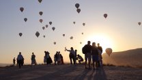 Kapadokya'da sıcak hava balonlarından günbatımında benzersiz görsel şölen!