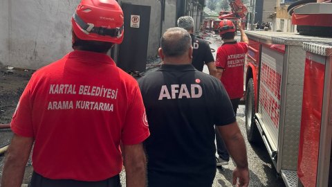 Kartal Belediyesi ekipleri Ataşehir’deki iş yeri yangınını söndürme çalışmalarına katıldı