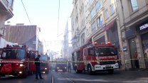 İstiklal Caddesi'nde yangın paniği: 8 katlı iş merkezi alevlere teslim oldu