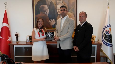 Türk Eğitim Vakfı’ndan Kartal Belediye Başkanı Gökhan Yüksel’e plaket