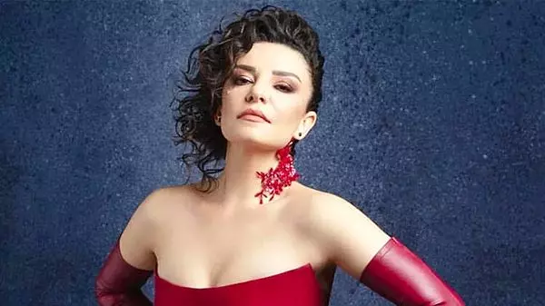 Ankara'da konser veren Fatma Turgut'a çakmak fırlatıldı
