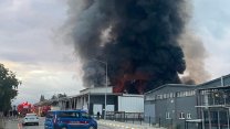 Uşak'ta bir tekstil fabrikası yanıyor!