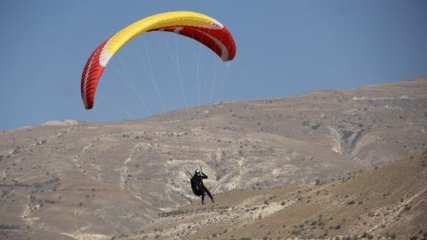 Yamaç paraşütü sporcuları Erzincan'da yarıştı