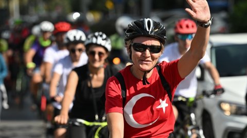 İzmir'de Cumhuriyet'in 100. yılı kapsamında bisiklet halk sürüşü etkinliği yapıldı