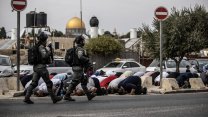 İsrail Mescid-i Aksa'da cuma namazı kılmak isteyen Filistinli gençlere yine izin vermedi