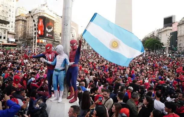 Yüzlerce 'Örümcek Adam' Arjantin'de rekor için toplandı