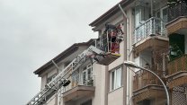 Yangında dumandan etkilenenler, balkondan tahliye edildi