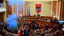 Arnavutluk Meclisi yine karıştı: Sis bombası ve maytap atıldı