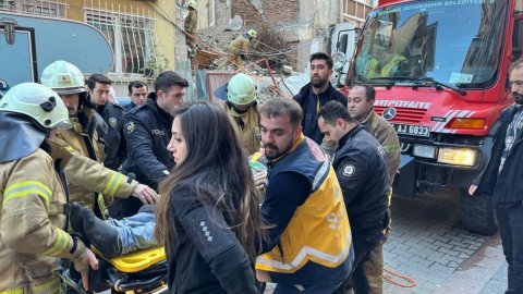 Kadıköy'de bina yıkıldı: 1 işçi enkaz altında kaldı
