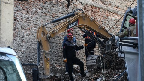 Kadıköy'de bina yıkıldı: 1 işçi enkaz altında kaldı