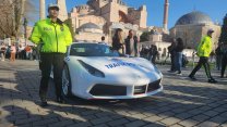 Ferrari marka polis aracı İstanbul'da büyük ilgi gördü
