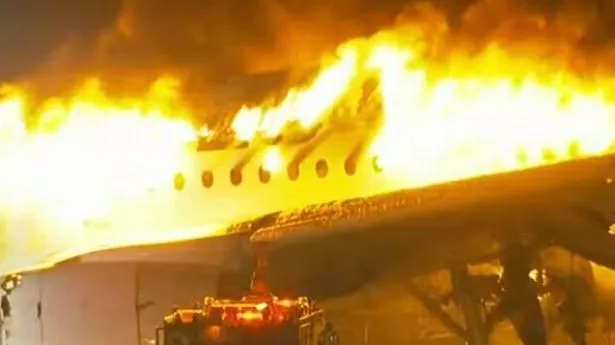 Tokyo'daki Haneda Havalimanı'nda iki uçak çarpıştı: Yüzlerce yolcusu vardı!