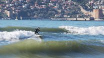 Antalya'da çılgın sporcular 7 saat boyunca sörf yaptı