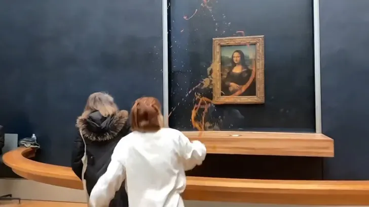 Fransa'da iklim aktivistleri bu sefer Mona Lisa tablosunu hedef aldı: Çorba attılar!