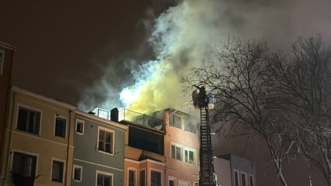 Fatih'te 2 ahşap binada çıkan yangın paniğe neden oldu
