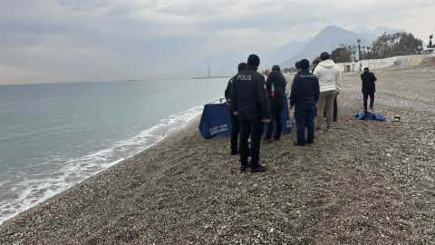Antalya'da sahilde bir erkek cesedi bulundu