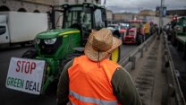 Çekya'da hükümetin tarım politikasını protesto eden çiftçiler yollara döküldü