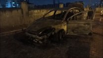 Esenyurt'ta otomobil alevlere teslim oldu: Yaşanan patlamalar kameralara yansıdı!