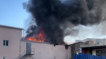 Ümraniye’de iki katlı işyerinin çatısı yandı