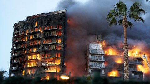 İspanya’da 14 katlı binada yangın felaketi: 4 kişi öldü, 15 kişi aranıyor!