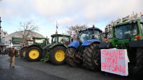 Paris'teki çiftçilerden bir protesto gösterisi daha!