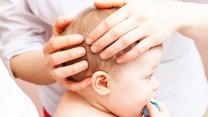 Bebeklerdeki kafa şekil bozukluğu sadece yatış pozisyonundan kaynaklanmayabilir