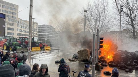 Çiftçiler, Brüksel'de çevre politikalarını protesto etti
