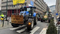 Çiftçiler, Brüksel'de çevre politikalarını protesto etti