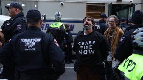 New York'ta Biden'ı protesto eden onlarca kişi gözaltına alındı
