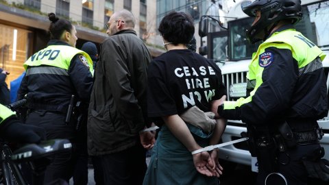 New York'ta Biden'ı protesto eden onlarca kişi gözaltına alındı