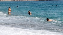 Antalya'da sıcak hava: Denize girdiler