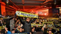 Fenerbahçe'yi sabaha karşı İstanbul'da binlerce taraftar karşıladı 