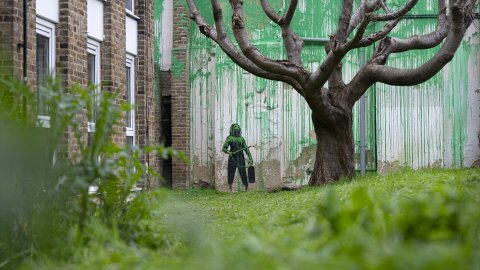 Gizemli sokak sanatçısı Banksy, Londra'daki bir duvara püskürttüğü boyayla ortaya ilgi çekici görüntüler çıktı