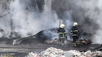 Adana'da plastik fabrikası yandı: Yangın kontrol altına alındı!