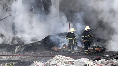 Adana'da plastik fabrikası yandı: Yangın kontrol altına alındı!
