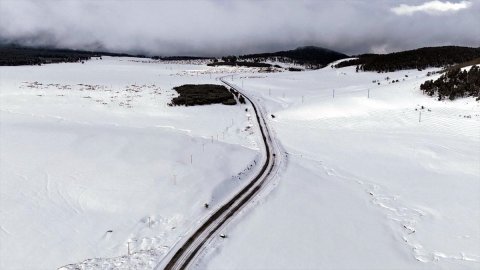Ardahan ve Kars'a bahar gelmedi: Kar yağışı bugün de sürüyor