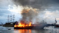 Alanya Balıkçı Barınağı'nda korkutan yangın: İki tur teknesi küle döndü