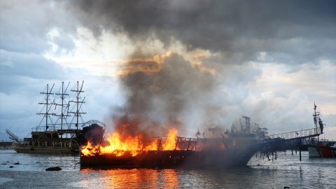 Alanya Balıkçı Barınağı'nda korkutan yangın: İki tur teknesi küle döndü