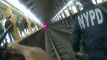 Metroda saniyelerle yarış: Bayılan adamı polisler böyle kurtardı!