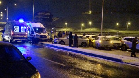 Erzurum'da yollar kayak pistine döndü: 30 araç zincirleme kaza yaptı!