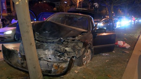Maltepe Sahilyolu'nda bir araç ağaca çarptı
